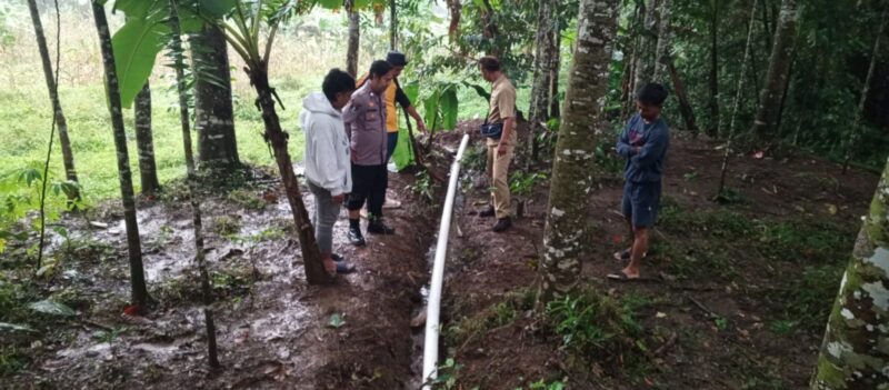 Monitoring sejumlah pihak di sekitar dapur MBG Taraju, Selasa (10/2/2026). (Dok. Tim newsline.id)