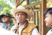Wakil Bupati Tasikmalaya, Asep Sopari Al-ayyubi saat hadiri Jambore Penanaman Pohon di kawasan wisata Citiis, Gunung Galunggung, Kecamatan Padakembang. Selasa (10/2/2026).