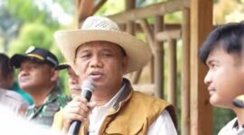 Wakil Bupati Tasikmalaya, Asep Sopari Al-ayyubi saat hadiri Jambore Penanaman Pohon di kawasan wisata Citiis, Gunung Galunggung, Kecamatan Padakembang. Selasa (10/2/2026).