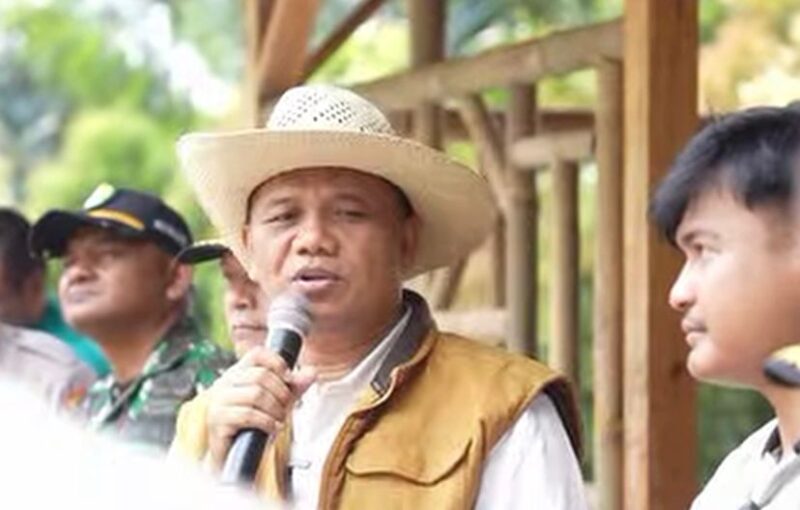 Wakil Bupati Tasikmalaya, Asep Sopari Al-ayyubi saat hadiri Jambore Penanaman Pohon di kawasan wisata Citiis, Gunung Galunggung, Kecamatan Padakembang. Selasa (10/2/2026).