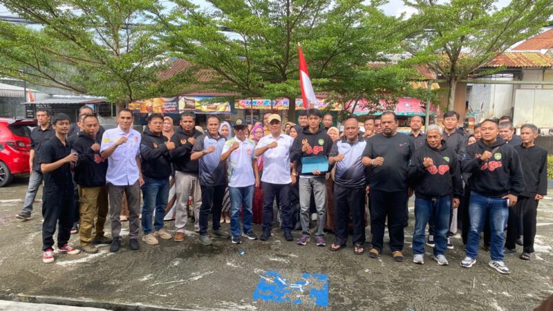 Wakil Bupati Tasikmalaya, Asep Sopari Al-ayyubi atlet tinju muda asal Singaparna yang akan mewakili Jawa Barat pada ajang bergengsi Victoria Novianti Widjaja Boxing Promotion Indonesia (VNW–BPI).