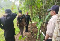 Kabid Lingkungan Hidup DPUTRLH Kabupaten Tasikmalaya, Farhan, bersama aparat Kecamatan Taraju. Kamis (12/2/2026). (*)