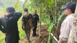 Kabid Lingkungan Hidup DPUTRLH Kabupaten Tasikmalaya, Farhan, bersama aparat Kecamatan Taraju. Kamis (12/2/2026). (*)