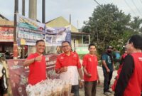 Poto: Ketua PWRI Kabupaten Tasikmalaya bersama seluruh pengurus dan anggota saat melaksanakan kegiatan bagi-bagi takjil gratis kepada warga dan pengguna lalulintas, Jum'at (20/2/2026)//jabar.newsline.id//