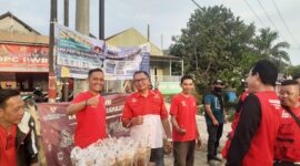 Poto: Ketua PWRI Kabupaten Tasikmalaya bersama seluruh pengurus dan anggota saat melaksanakan kegiatan bagi-bagi takjil gratis kepada warga dan pengguna lalulintas, Jum'at (20/2/2026)//jabar.newsline.id//
