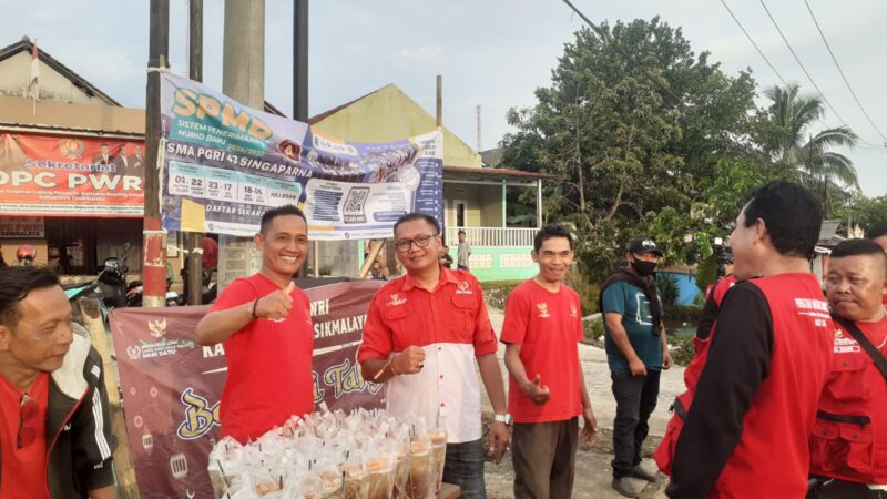 Poto: Ketua PWRI Kabupaten Tasikmalaya bersama seluruh pengurus dan anggota saat melaksanakan kegiatan bagi-bagi takjil gratis kepada warga dan pengguna lalulintas, Jum'at (20/2/2026)//jabar.newsline.id//