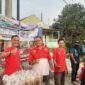 Poto: Ketua PWRI Kabupaten Tasikmalaya bersama seluruh pengurus dan anggota saat melaksanakan kegiatan bagi-bagi takjil gratis kepada warga dan pengguna lalulintas, Jum'at (20/2/2026)//jabar.newsline.id//