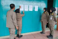 Petugas Satpol PP Kabupaten Tasikmalaya menertibkan warung makan yang buka di siang hari, Senin (23/2/2026). (*).