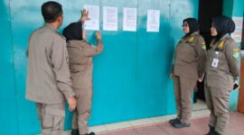 Petugas Satpol PP Kabupaten Tasikmalaya menertibkan warung makan yang buka di siang hari, Senin (23/2/2026). (*).