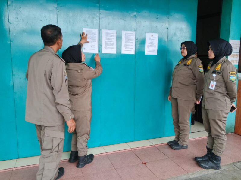 Petugas Satpol PP Kabupaten Tasikmalaya menertibkan warung makan yang buka di siang hari, Senin (23/2/2026). (*).
