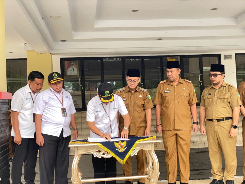 Pemerintah Kabupaten Tasikmalaya menandatangani kesepakatan perlindungan dan pemanfaatan kawasan hutan, Senin (23/2/2026), di Gedung Bupati Tasikmalaya, Singaparna. (*).