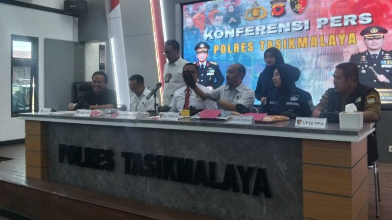 Polres Tasikmalaya merilis kasus dugaan penculikan bayi berusia dua bulan, Senin (9/2/2026).