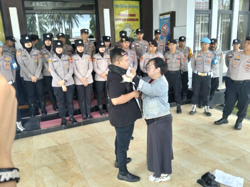 Puluhan mahasiswa datang melakukan aksi di Kantor Kejaksaan Negeri Kabupaten Tasikmalaya, Jum'at (14/2/2026).