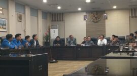 Audiensi PMII Kabupaten Tasikmalaya di DPRD membahas tiga isu besar: Islamic Center, pinjaman daerah, dan fiber optik (dok. newsline.id).