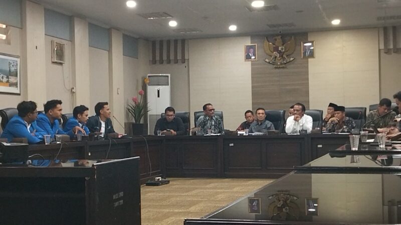 Audiensi PMII Kabupaten Tasikmalaya di DPRD membahas tiga isu besar: Islamic Center, pinjaman daerah, dan fiber optik (dok. newsline.id).