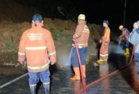 Tebing setinggi 40 meter longsor di jalan baru Cisinga, Kecamatan Sukahening, Kabupaten Tasikmalaya, Rabu (10/2/2016), malam.