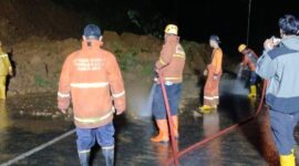 Tebing setinggi 40 meter longsor di jalan baru Cisinga, Kecamatan Sukahening, Kabupaten Tasikmalaya, Rabu (10/2/2016), malam.