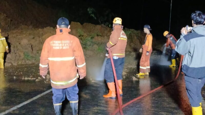 Tebing setinggi 40 meter longsor di jalan baru Cisinga, Kecamatan Sukahening, Kabupaten Tasikmalaya, Rabu (10/2/2016), malam.