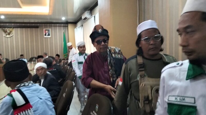 Ratusan ulama turun kembali melakukan aksi di gedung Bupati Tasikmalaya, Kamis (12/2/2026). (*).