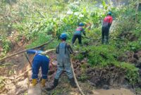 Material longsor menutup total jalan alternatif yang menjadi penghubung vital antara Kecamatan Sukarame dan Kecamatan Tanjungjaya. (dok Tagana).