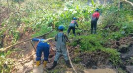 Material longsor menutup total jalan alternatif yang menjadi penghubung vital antara Kecamatan Sukarame dan Kecamatan Tanjungjaya. (dok Tagana).