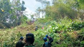 Material longsor menutup jalan alternatif Sukarame–Tanjungjaya, Kabupaten Tasikmalaya, Minggu (22/2/2026).