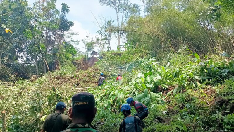 Material longsor menutup jalan alternatif Sukarame–Tanjungjaya, Kabupaten Tasikmalaya, Minggu (22/2/2026).