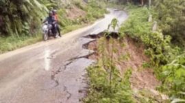 Longsor diruas jalan Desa Sirnajaya Kecmatan karangjaya kabupaten Tasikmalaya