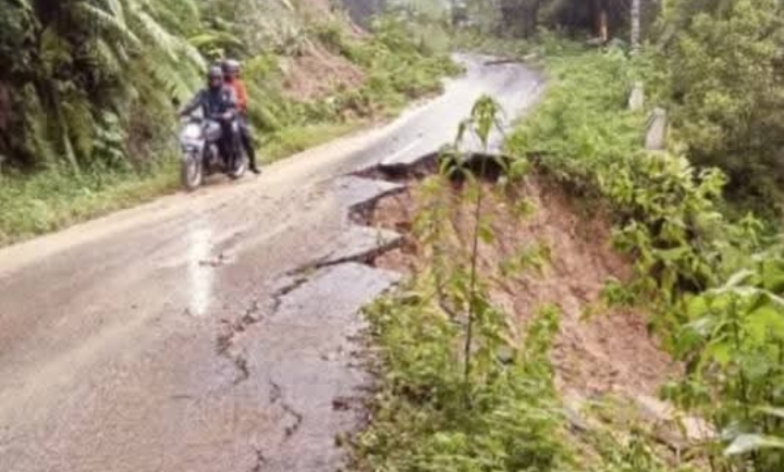 Longsor diruas jalan Desa Sirnajaya Kecmatan karangjaya kabupaten Tasikmalaya