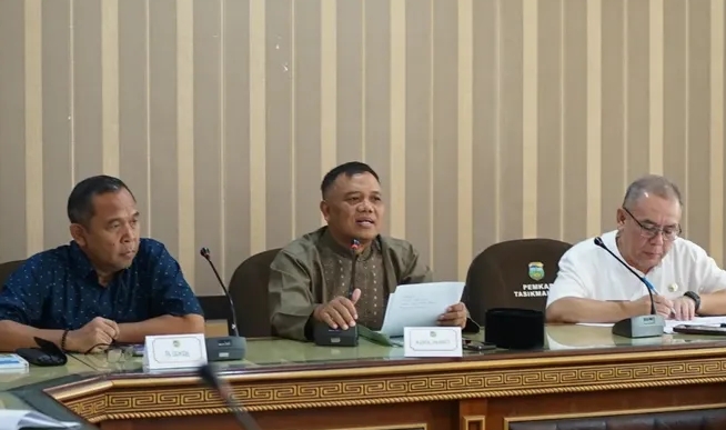 Wakil Bupati Tasikmalaya, Asep Sopari Al-ayyubi, saat pimpinan rapat koordinasi lintas sektoral, Jum'at (20/2/2026). (*).