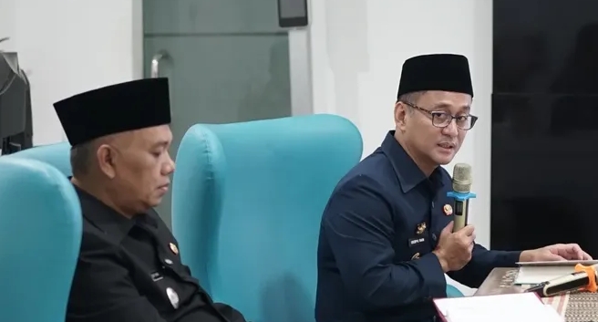 Bupati Tasikmalaya Cecep Nurul Yakin dan Wakil Bupati Asep Sopari Al-ayyubi saat pimpinan rakor dengan para camat di Command Center, Rabu (25/2/2026).  