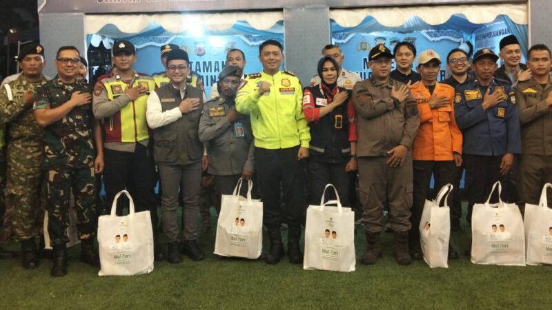 Bupati Tasikmalaya Cecep Nurul Yakin saat meninjau Posko Mudik di Alun-alun Singaparna, Jumat (20/3/2026).