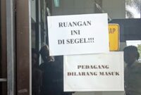 Forum Masyarakat Peduli Lingkungan (FMPL) menyegel kantor DPRD Kabupaten Tasikmalaya sebagai bentuk protes atas sikap Dewan yang dinilai abai terhadap aspirasi warga, Selasa (17/3/2026).