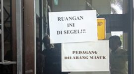 Forum Masyarakat Peduli Lingkungan (FMPL) menyegel kantor DPRD Kabupaten Tasikmalaya sebagai bentuk protes atas sikap Dewan yang dinilai abai terhadap aspirasi warga, Selasa (17/3/2026).