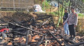 Kebakaran terjadi di Kampung Peureus, Desa Nanggerang, Kecamatan Cigalontang, Rabu (25/3/2026) dini hari. (*).