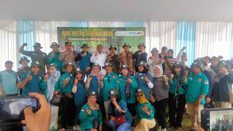 PT Kahaptex Dukung Gerakan Penanaman Pohon FKMGS di Cipelang Kecamatan Cijeruk, Kabupaten Bogor, Rabu (8/6/2026).