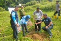 Aksi penanaman pohon serentak di kawasan Hutan Kota Neglasari, Kecamatan Cigombong, Rabu (22/4/2026).