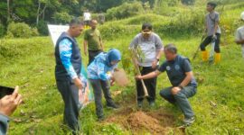 Aksi penanaman pohon serentak di kawasan Hutan Kota Neglasari, Kecamatan Cigombong, Rabu (22/4/2026).