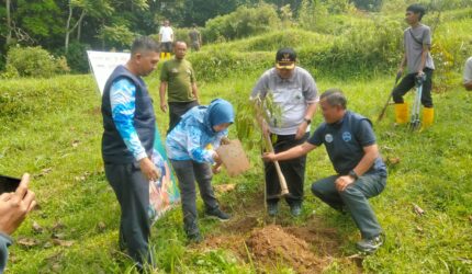 Aksi penanaman pohon serentak di kawasan Hutan Kota Neglasari, Kecamatan Cigombong, Rabu (22/4/2026).