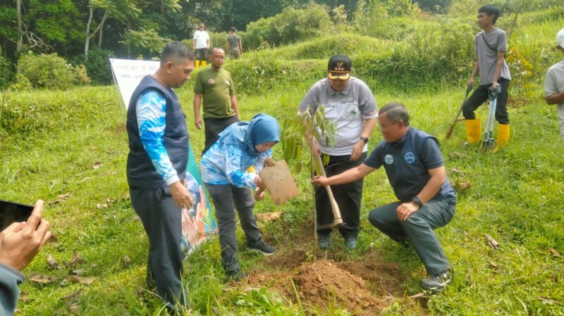 Aksi penanaman pohon serentak di kawasan Hutan Kota Neglasari, Kecamatan Cigombong, Rabu (22/4/2026).