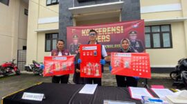 Satuan Reserse Narkoba Polres Tasikmalaya membongkar jaringan peredaran sabu yang dijalankan pasangan suami istri asal Kecamatan Cikalong. Kamis (23/4/2026). (dok Humas Polres Tasikmalaya).