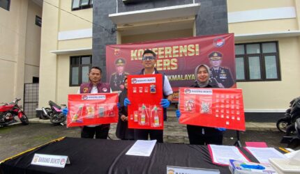 Satuan Reserse Narkoba Polres Tasikmalaya membongkar jaringan peredaran sabu yang dijalankan pasangan suami istri asal Kecamatan Cikalong. Kamis (23/4/2026). (dok Humas Polres Tasikmalaya).