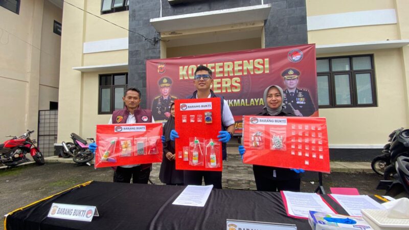 Satuan Reserse Narkoba Polres Tasikmalaya membongkar jaringan peredaran sabu yang dijalankan pasangan suami istri asal Kecamatan Cikalong. Kamis (23/4/2026). (dok Humas Polres Tasikmalaya).