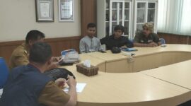 Forum Masyarakat Peduli Lingkungan (FMPL) saat audiensi dengan Dinas Kesehatan Kabupaten Tasikmalaya dan RSUD dr. Khz Zaenal Musthafa, Selasa (7/4/2026). (dok newsline.id)