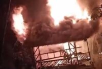 Saung milik Hobir, yang dikaitkan dengan ajaran sesat, dibakar massa di Kampung Babakan Salak, Rabu (1/4/2026) malam. (Istimewa)