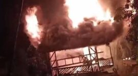 Saung milik Hobir, yang dikaitkan dengan ajaran sesat, dibakar massa di Kampung Babakan Salak, Rabu (1/4/2026) malam. (Istimewa)