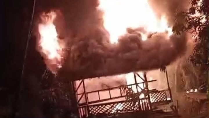 Saung milik Hobir, yang dikaitkan dengan ajaran sesat, dibakar massa di Kampung Babakan Salak, Rabu (1/4/2026) malam. (Istimewa)