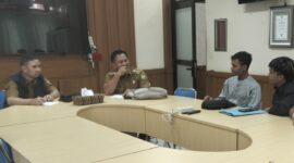 Forum Masyarakat Peduli Lingkungan (FMPL) saat audiensi dengan Dinas Kesehatan Kabupaten Tasikmalaya dan RSUD dr. Khz Zaenal Musthafa, Selasa (7/4/2026).