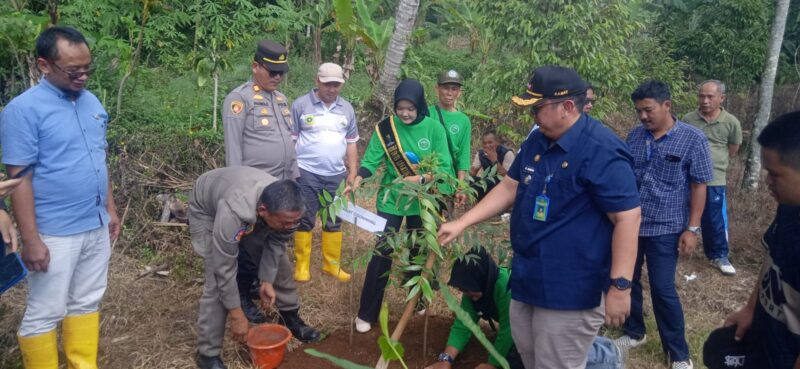 Aksi penanaman pohon di tebing rawan longsor Kampung Palalangon, Desa Pasir Jaya, Kecamatan Cigombong, Kabupaten Bogor. Selasa (19/5/2026). (dok.newsline.id).