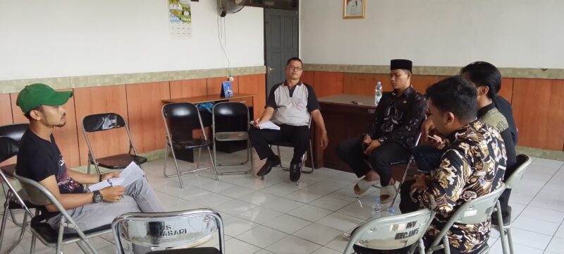 Audiensi NFT di Kantor Kecamatan Leuwisari, Tasikmalaya, mengungkap dapur gizi beroperasi tanpa dokumen legal lengkap. Jum'at (22/5/2026). (*).
